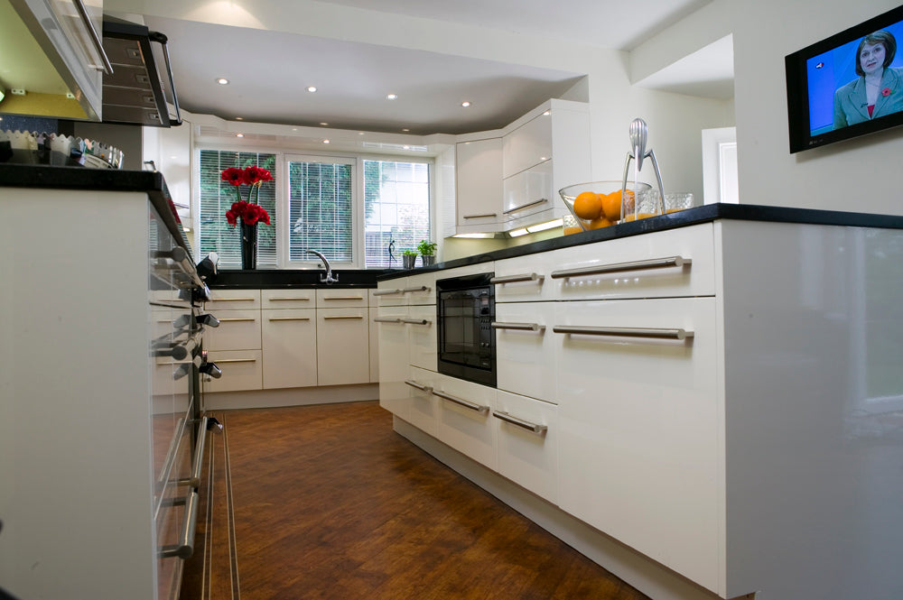 High gloss kitchen with Manhattan style cupboard doors
